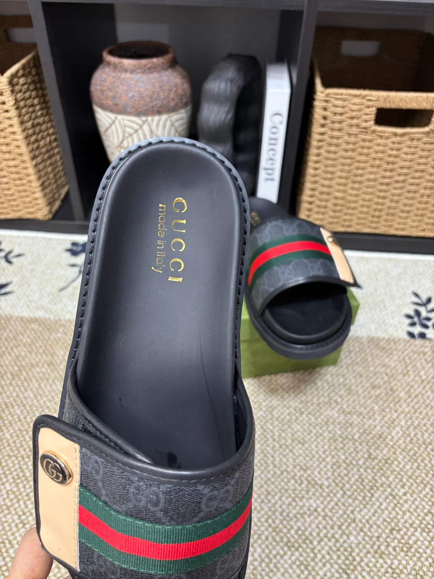 Factory 💰 300 yuan Gucci slippers] high-end men's shoes brand official website 1:1 latest masterpiece: original mold customization, the fabric is made of imported original materials, upgraded outsole, lighter and non-slip. The market's top quality, simple yet tasteful, a must-have for fashionistas, fashionable at your feet, full of confidence, the same style at the counter 👍The season of summer slippers is here. Code: 38-45 (45 customized)
